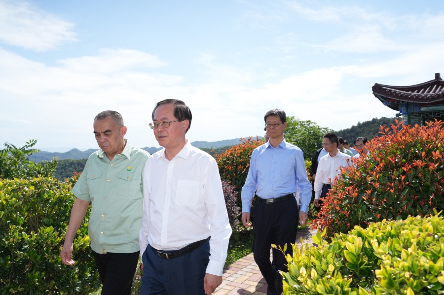 2024.06.23全國(guó)政協(xié)常委、人口資源環(huán)境委員會(huì)主任車俊蒞臨金徽股份視察.jpg