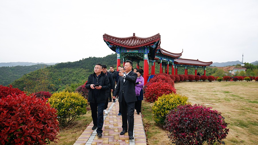 47-2020年4月，新華社甘肅分社社長(zhǎng)任衛(wèi)東蒞臨金徽股份調(diào)研金融服務(wù)實(shí)體經(jīng)濟(jì)及疫后企業(yè)復(fù)工情況。.jpg