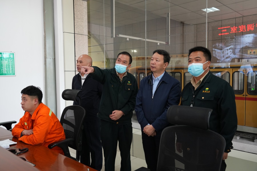 46.2022年5月，省工信廳副廳長(zhǎng)程學(xué)欽蒞臨金徽股份調(diào)研綠色礦山建設(shè)工作.jpg